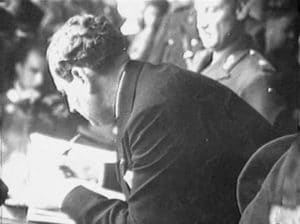 El Presidente Rafael Angel Calderón Guardia durante la firma del Código de Trabajo en 1943