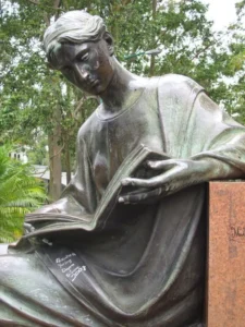 Estatua León Cortés