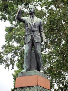 Estatua León Cortés