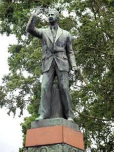 Estatua León Cortés