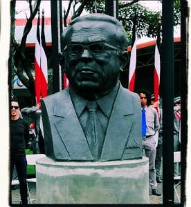 Busto de Manuel Mora en la Plaza de las Garantías Sociales