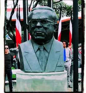 Busto de Manuel Mora en la Plaza de las Garantías Sociales