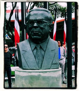 Busto de Manuel Mora en la Plaza de las Garantías Sociales