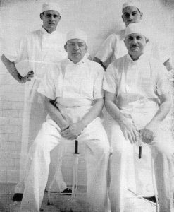 De pie: Dr. Carlos Luis Valverde y Dr. Quirce. Sentados: Dr. Ricardo Moreno Cañas; Dr. Carlos M. Echandi.